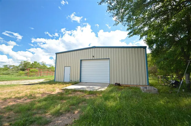 a view of a house with backyard