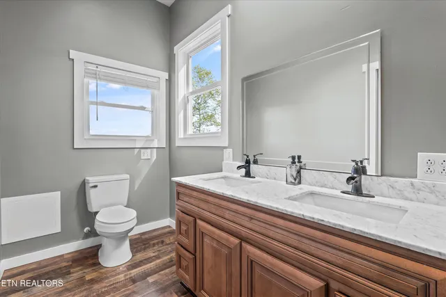 $824,900 | 620 East Norris Point Road, La Follette, TN 37766