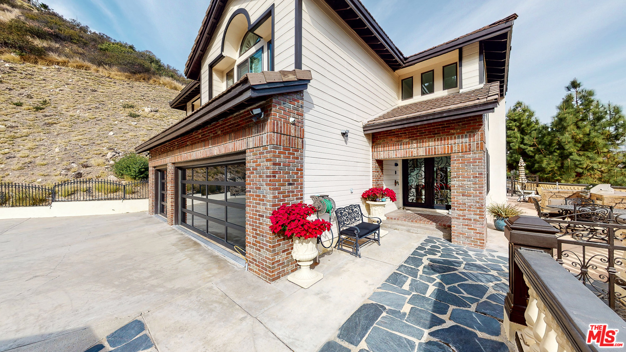 1975 Erin Way Glendale, CA 91206 - Photo 2 of 49