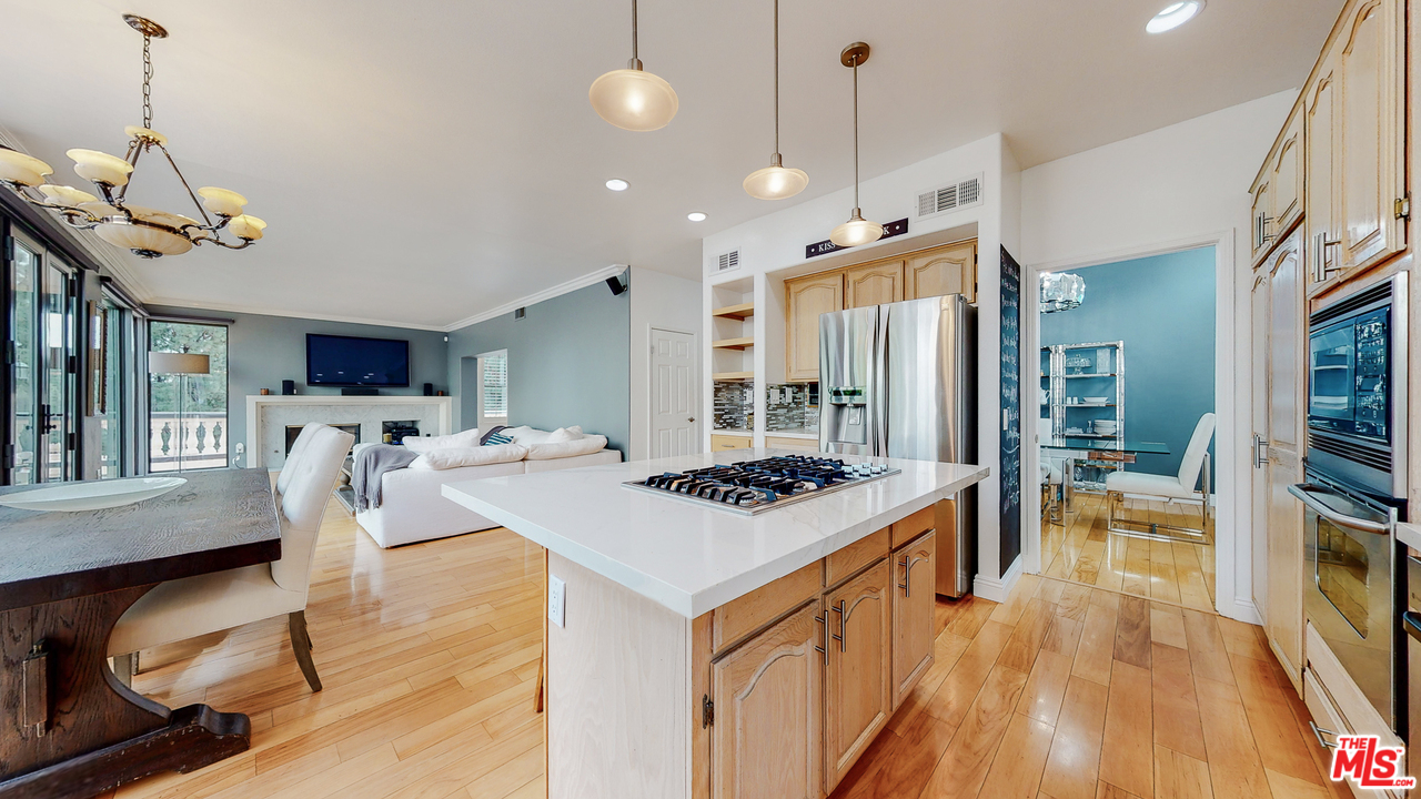 1975 Erin Way Glendale, CA 91206 - Photo 11 of 49