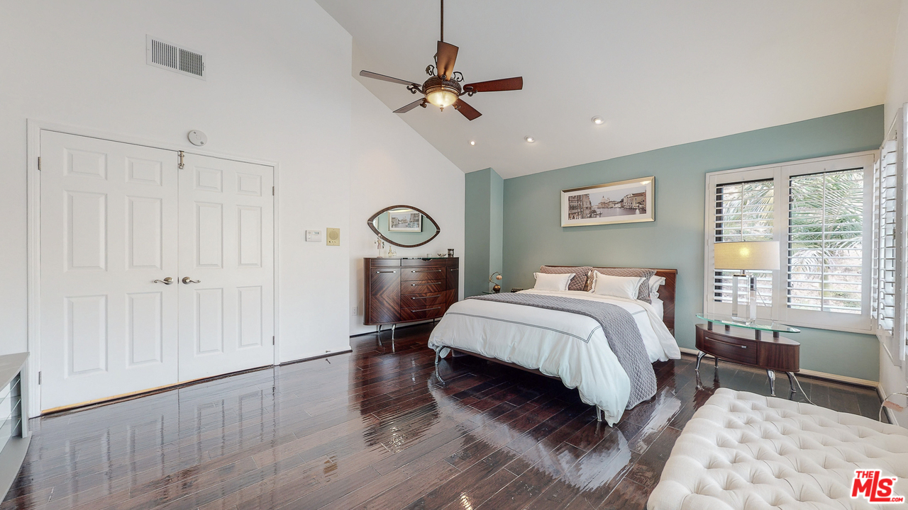 1975 Erin Way Glendale, CA 91206 - Photo 19 of 49