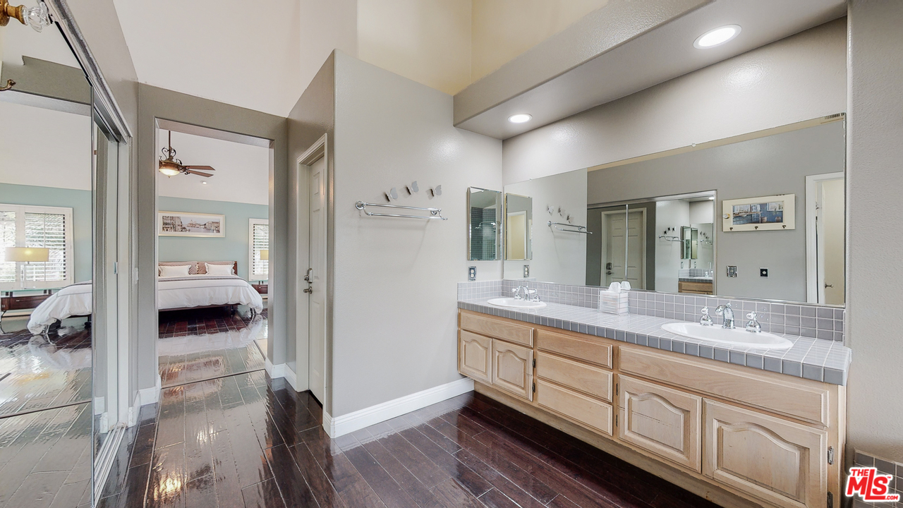 1975 Erin Way Glendale, CA 91206 - Photo 21 of 49