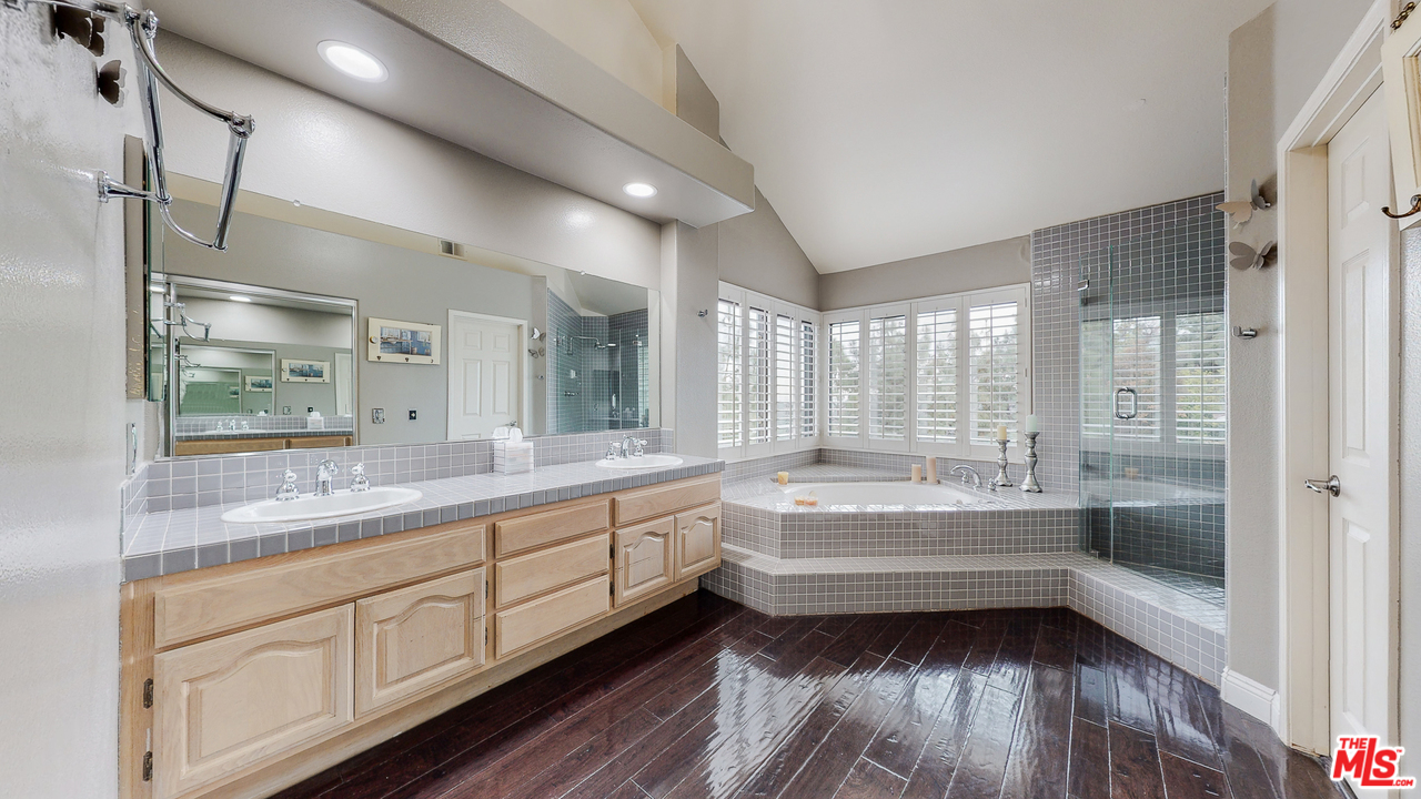 1975 Erin Way Glendale, CA 91206 - Photo 22 of 49