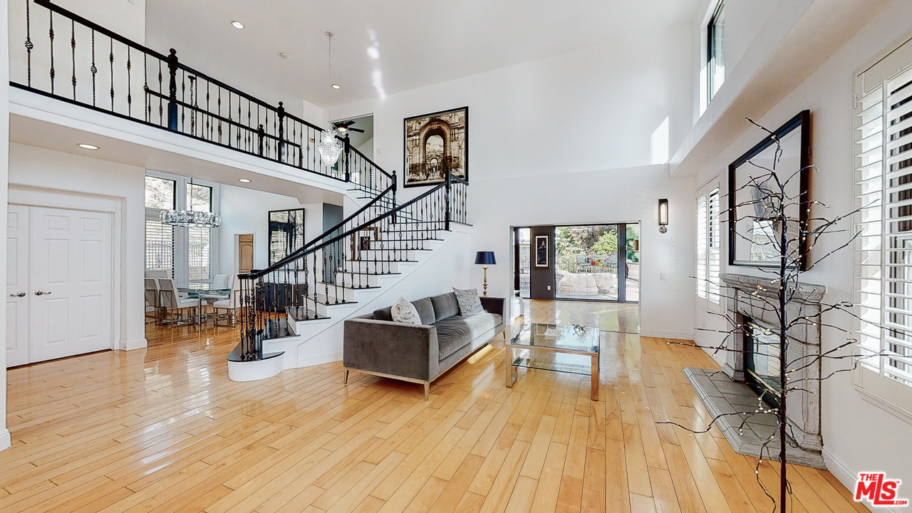 1975 Erin Way Glendale, CA 91206 - Photo 4 of 49