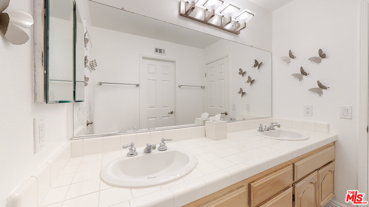 1975 Erin Way Glendale, CA 91206 - Photo 31 of 49