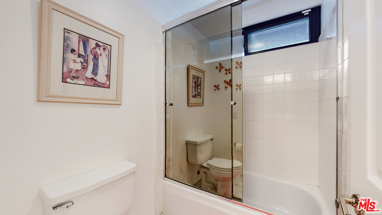 1975 Erin Way Glendale, CA 91206 - Photo 32 of 49