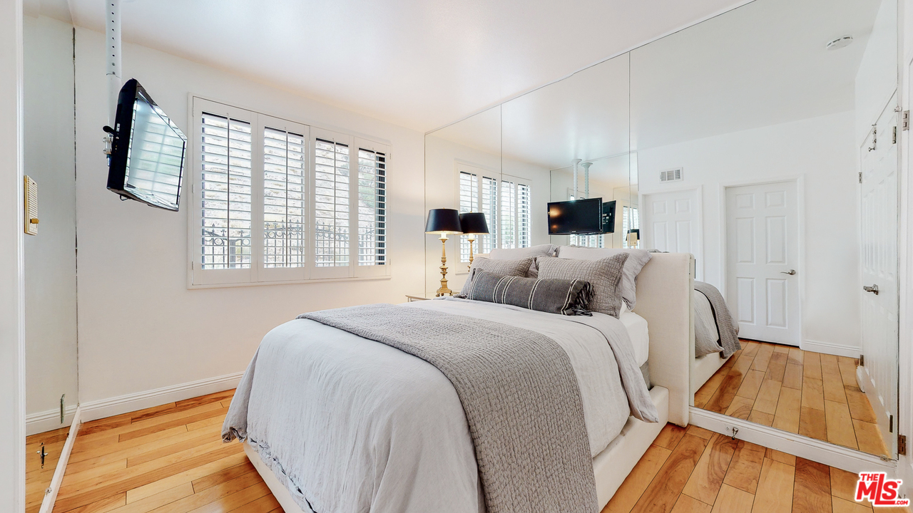 1975 Erin Way Glendale, CA 91206 - Photo 35 of 49