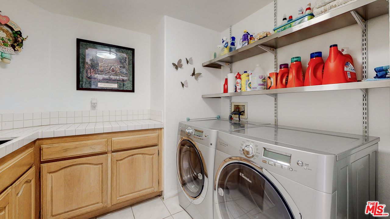 1975 Erin Way Glendale, CA 91206 - Photo 39 of 49