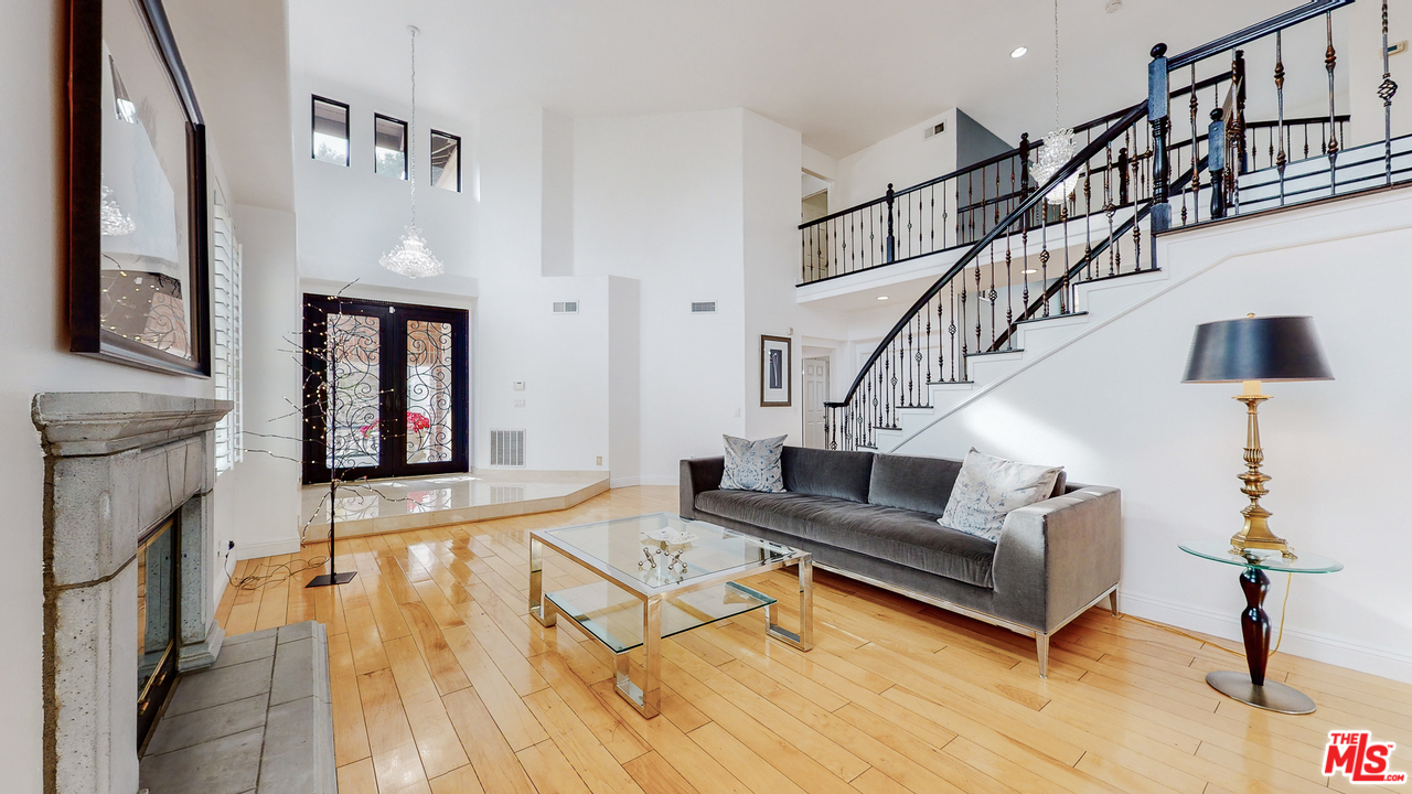 1975 Erin Way Glendale, CA 91206 - Photo 5 of 49