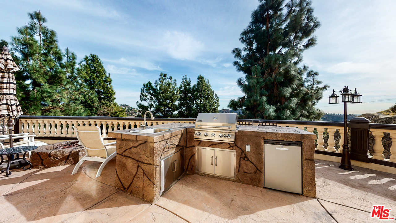 1975 Erin Way Glendale, CA 91206 - Photo 43 of 49