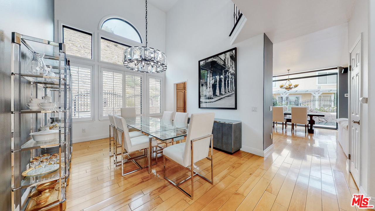 1975 Erin Way Glendale, CA 91206 - Photo 7 of 49