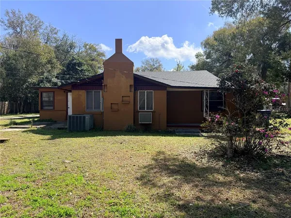 $2,400 | 2108 Old New York Avenue, DeLand, FL 32720