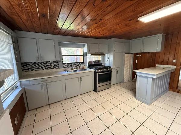 $2,200 | 2108 Old New York Avenue, DeLand, FL 32720