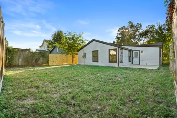 a view of front of a house with a yard