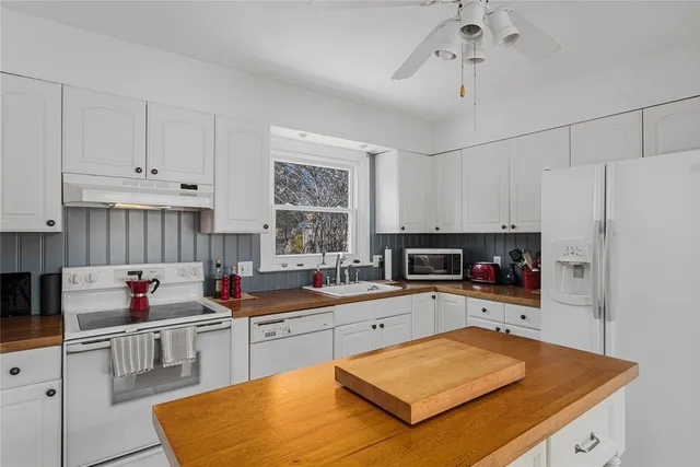 $825,000 | 415 Wapping Road, Portsmouth, RI 02871