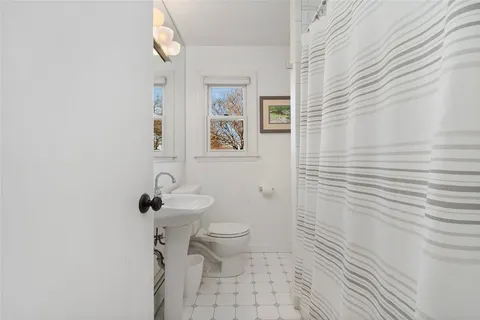 $825,000 | 415 Wapping Road, Portsmouth, RI 02871