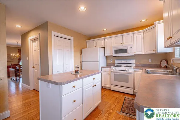$574,900 | 3240 Watermill Drive, Lower Macungie Township, PA 18062
