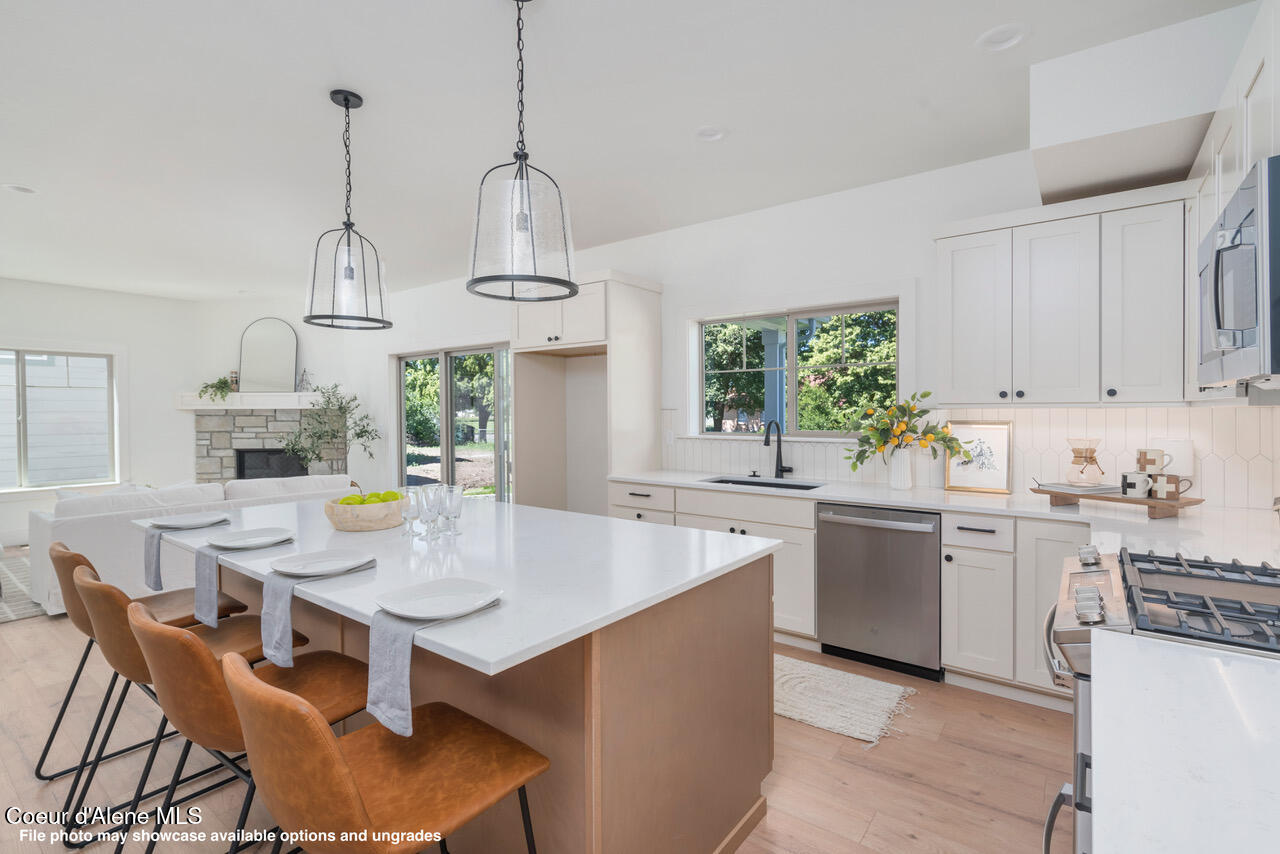 957 East Steeple Chase Road Hayden, ID 83835 - Photo 3 of 13 1537NLukeLnInterior-9