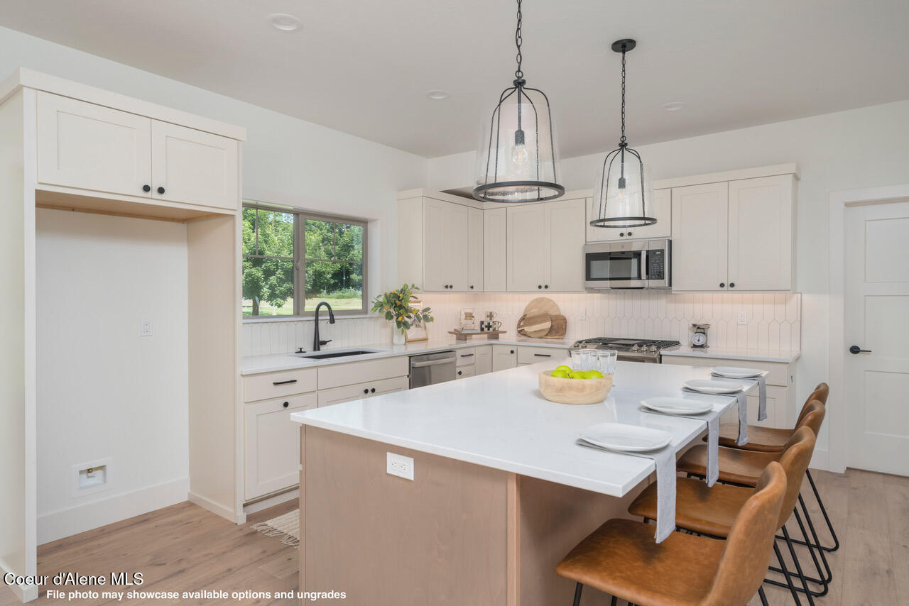 957 East Steeple Chase Road Hayden, ID 83835 - Photo 9 of 13 1537NLukeLnInterior-5