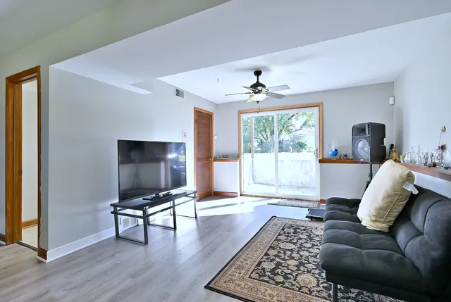 $375,000 | 913 South Iowa Street, Addison, IL 60101