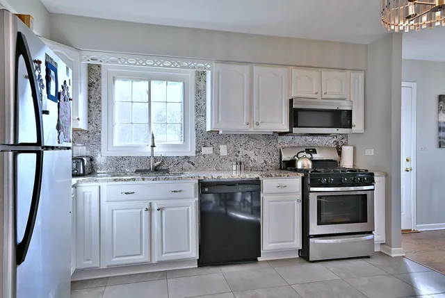 $375,000 | 913 South Iowa Street, Addison, IL 60101