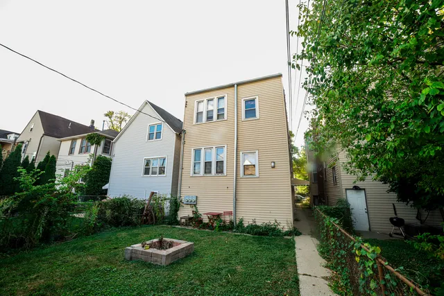 a view of a house with backyard and garden