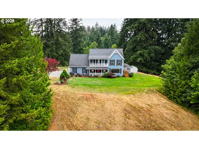 a view of a backyard