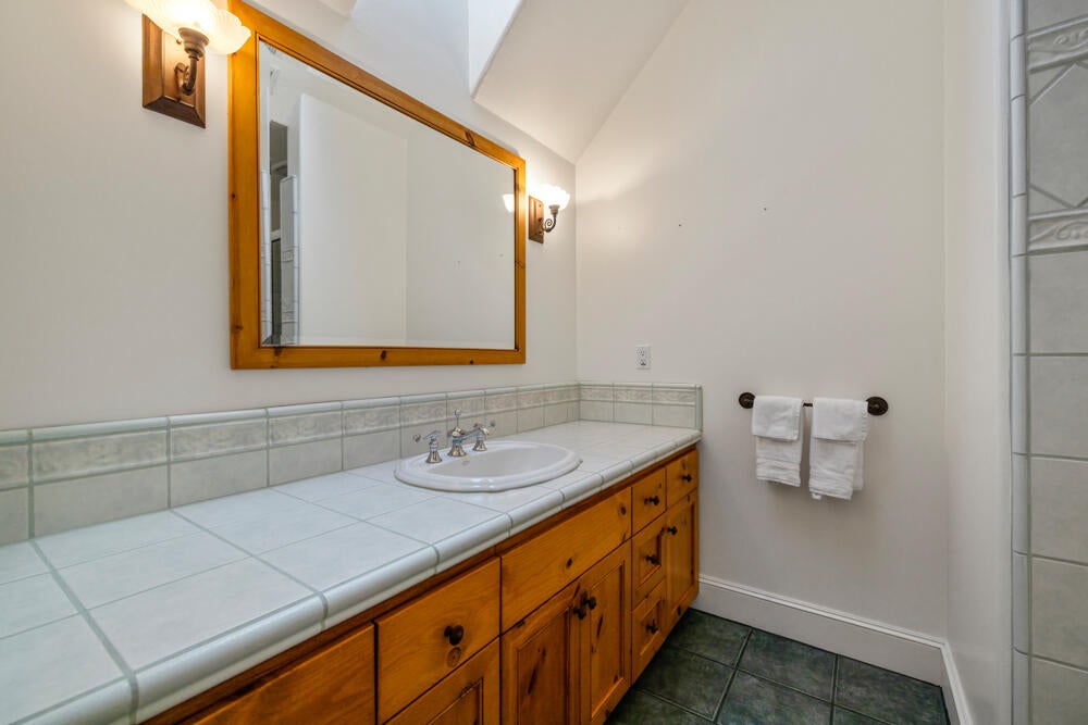 11944 Kestrel Road Klamath Falls, OR 97601 - Photo 75 of 121 Bedroom #4 Ensuite Bath