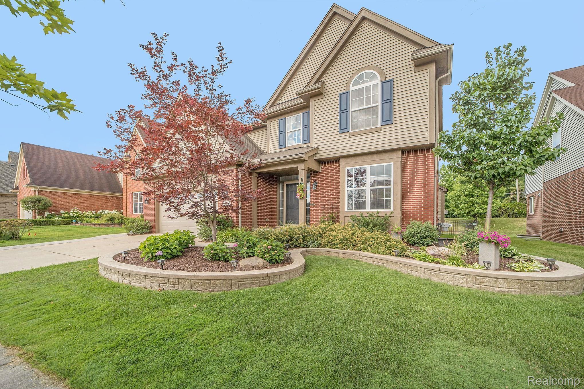 30753 Bradmore Road Warren, MI 48092 - Photo 33 of 38 Professional landscaping.jpg