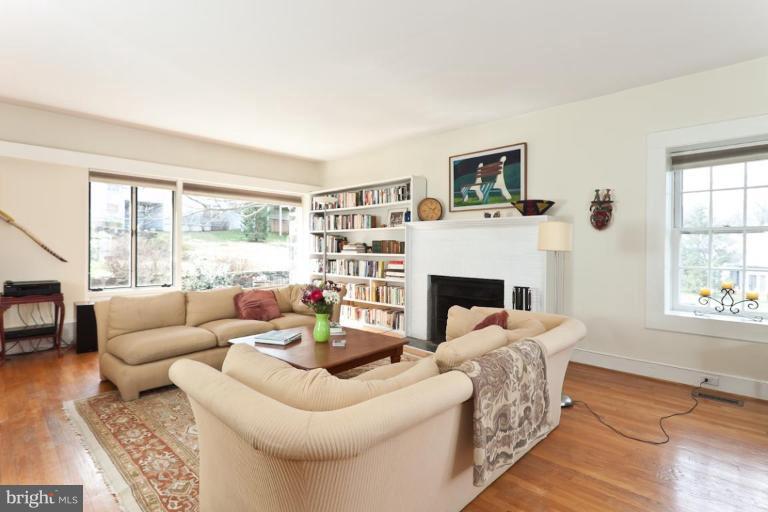5840 Pimlico Road Baltimore, MD 21209 - Photo 4 of 30 Living Room