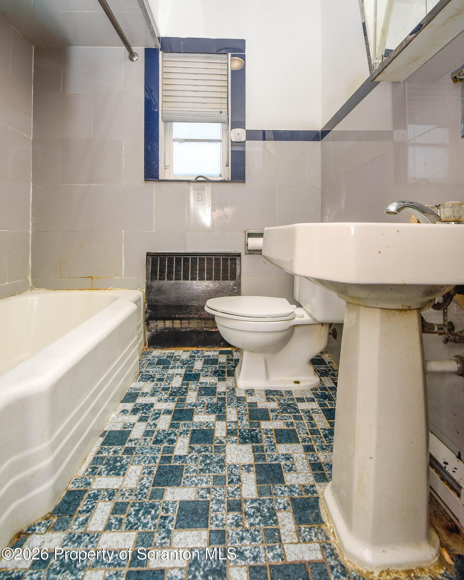 218 Lake Scranton Road Scranton, PA 18505 - Photo 24 of 45 a bathroom with a toilet a sink and bathtub