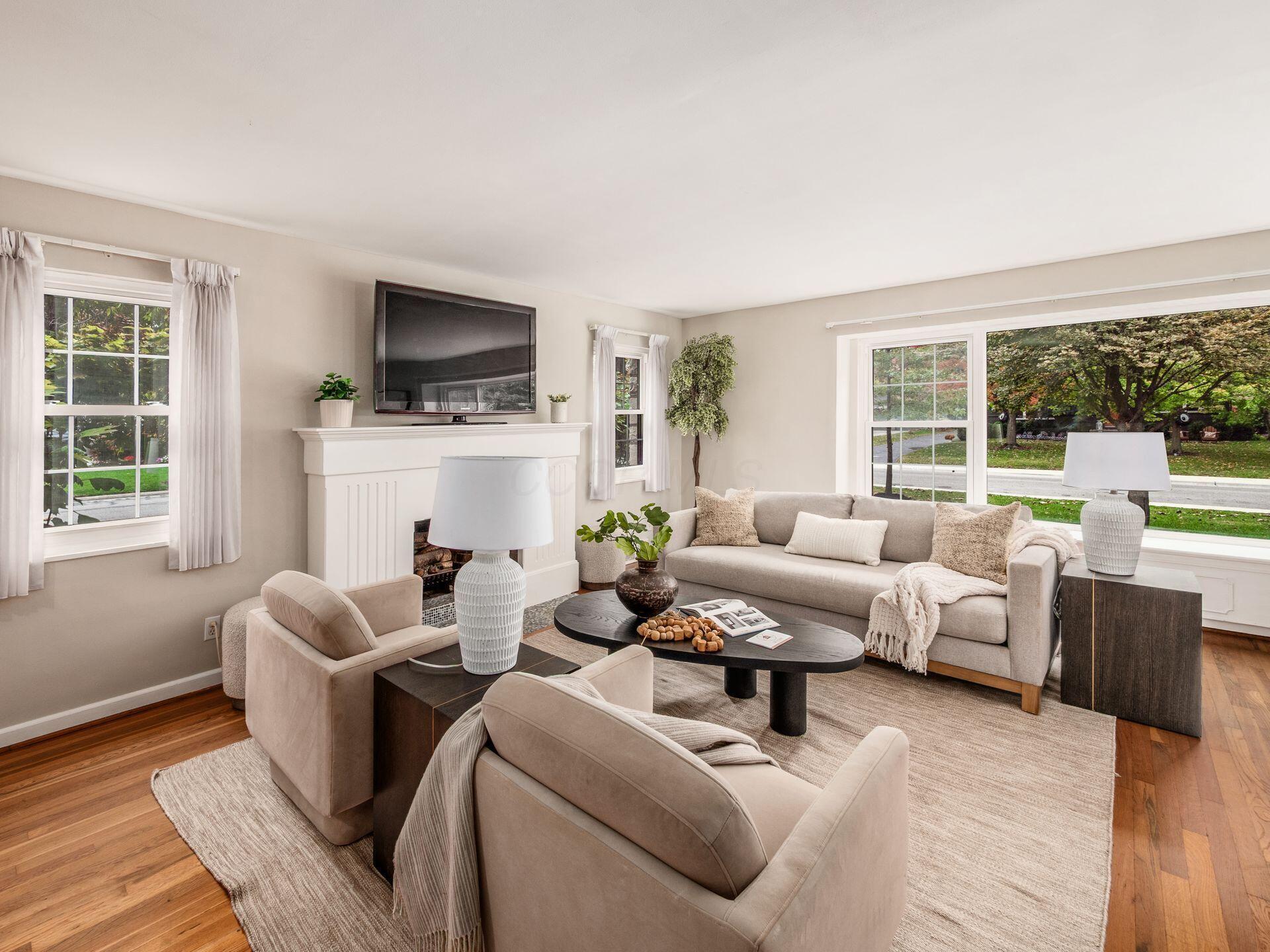 2569 Chester Road Upper Arlington, OH 43221 - Photo 5 of 52 Living Room
