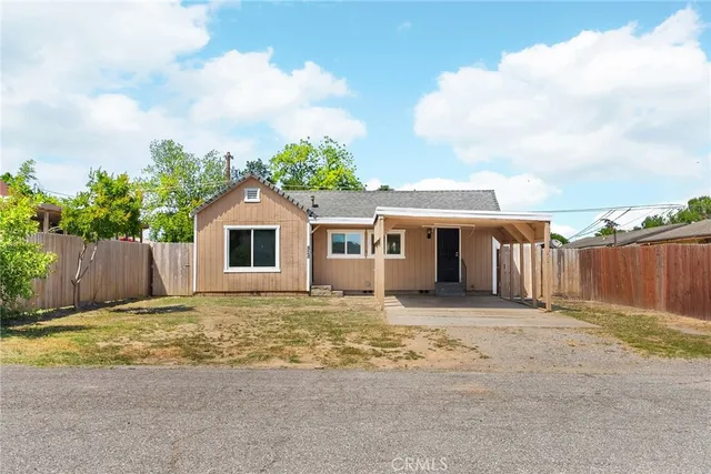 a view of a house with a yard