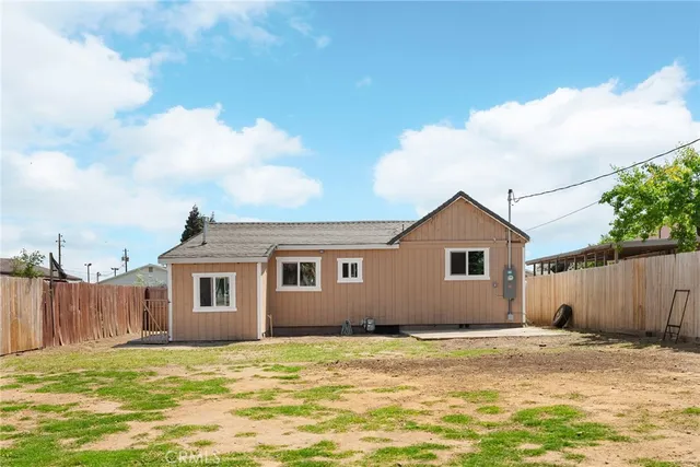 a view of a backyard