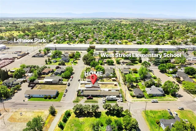 a view of a backyard
