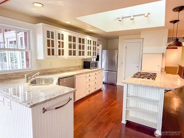 a view of front door with entryway