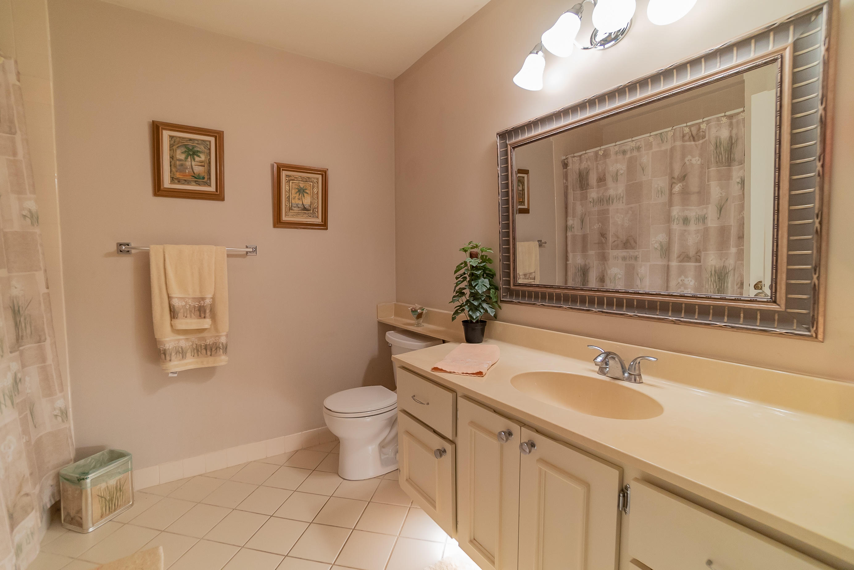 332 Ridge Road Jupiter, FL 33477 - Photo 21 of 30 Guest Bathroom