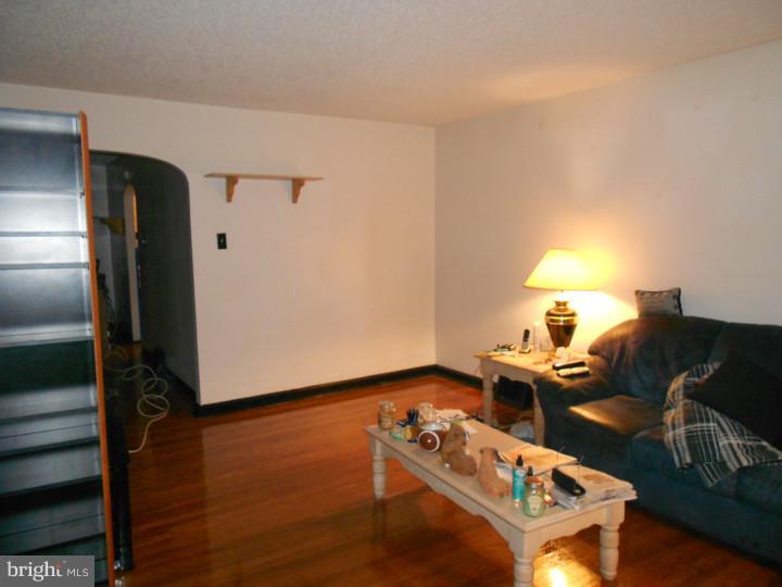 9066 Wesleyan Road Philadelphia, PA 19136 - Photo 17 of 24 Living Room