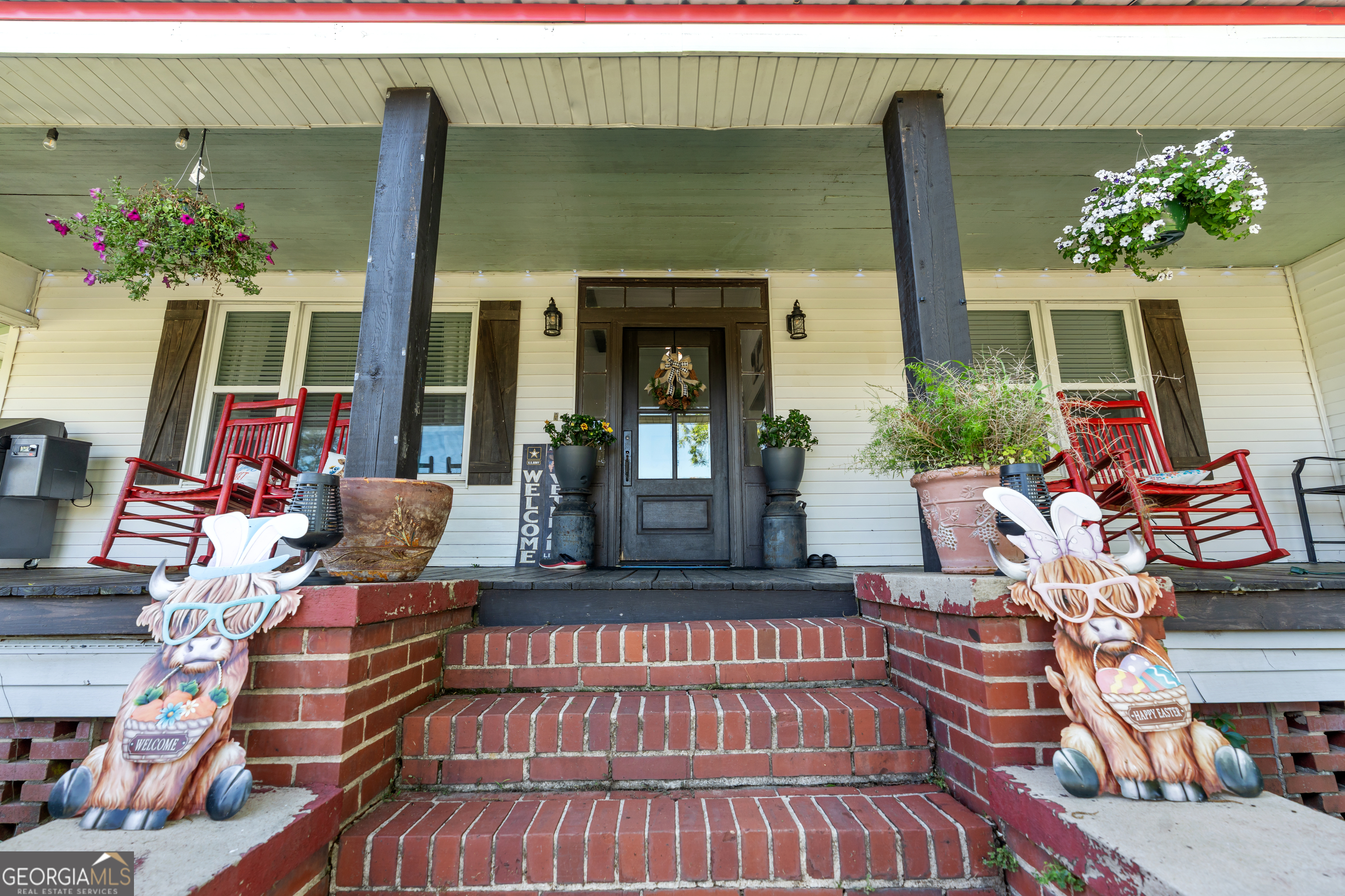 5065 10 Mile Road Baxley, GA 31513 - Photo 2 of 70 a front view of a house with outdoor seating