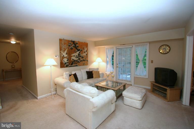 5900 Prince George Drive, Unit 331 Springfield, VA 22152 - Photo 7 of 15 Living Room