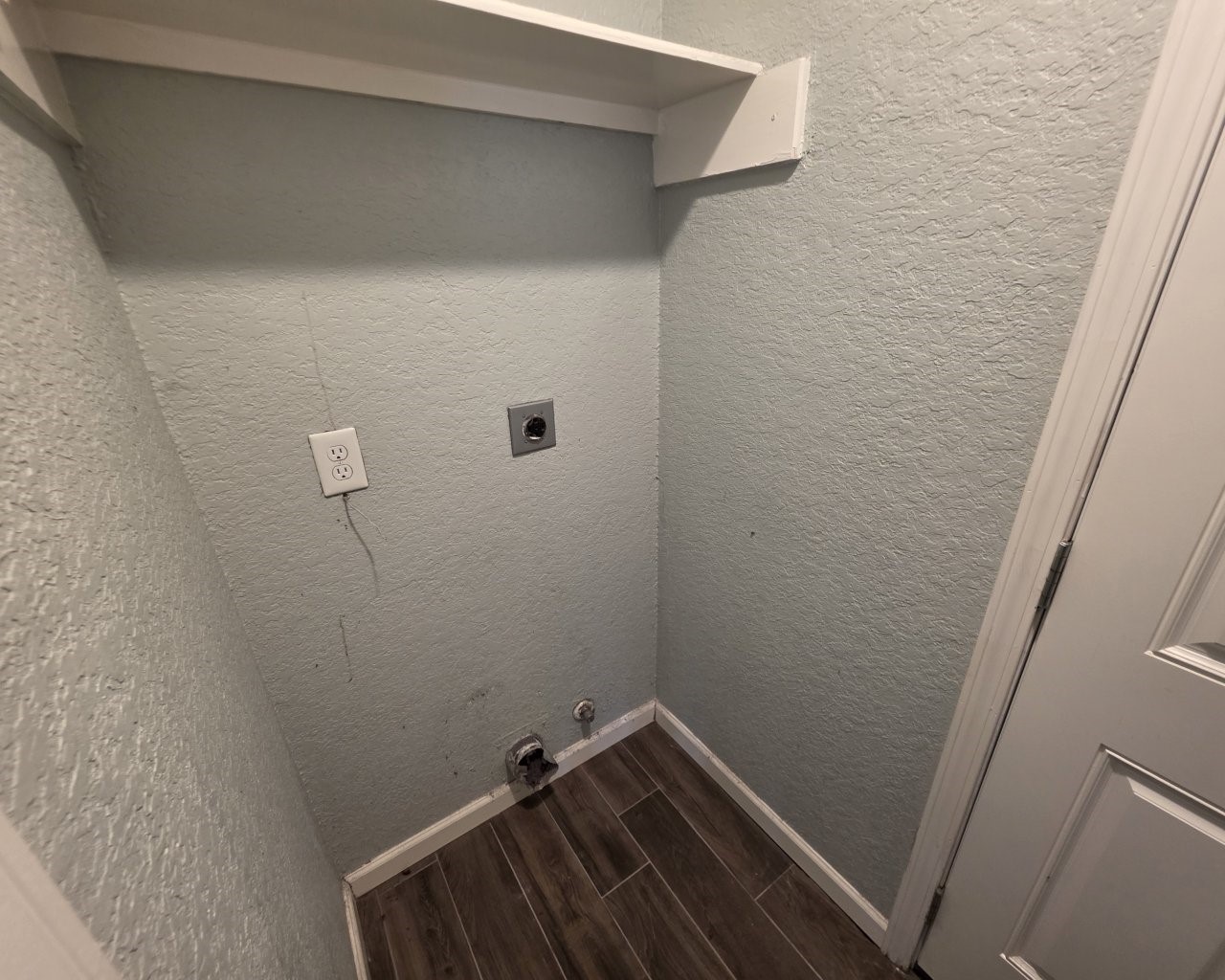 129 Corral Court Angleton, TX 77515 - Photo 23 of 26 Laundry dryer hook-up