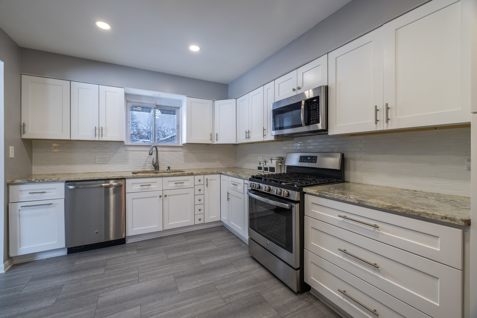 108 Forestview Road Bensenville, IL 60106 - Photo 4 of 22 Gallery Image 4