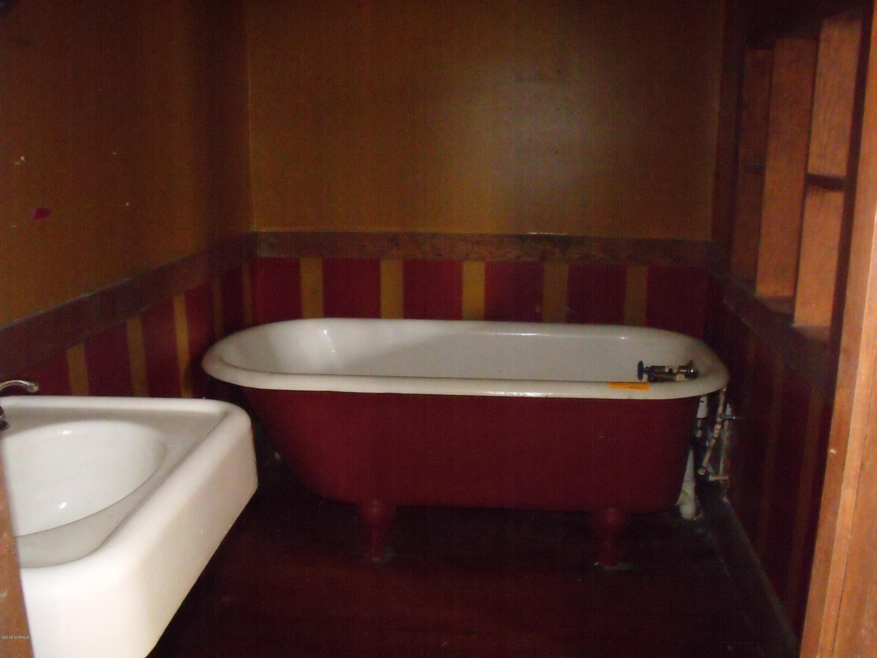 420 South Fairview Road Rocky Mount, NC 27801 - Photo 13 of 19 28 MASTER BATH