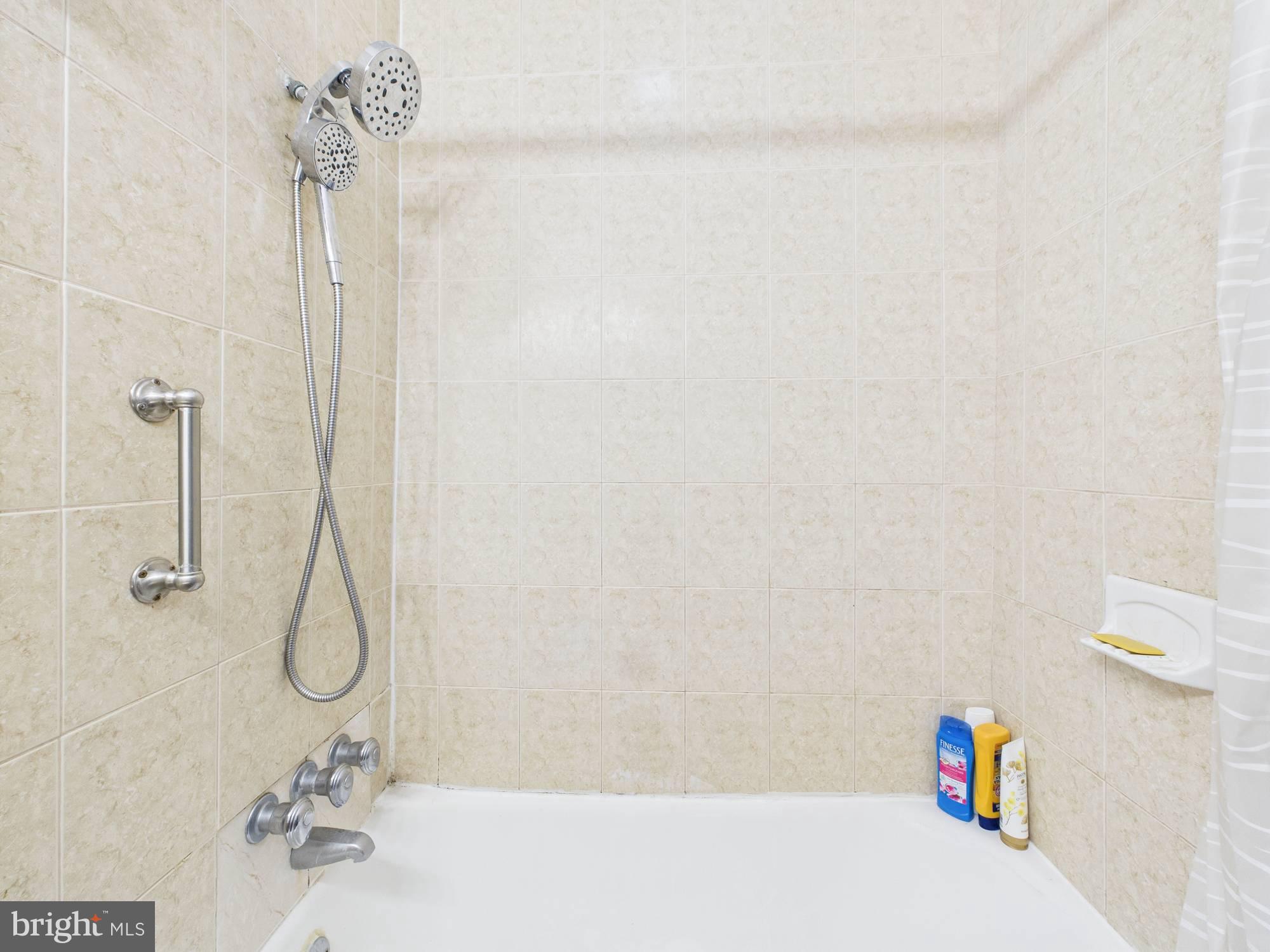 4073 West Ford Road Philadelphia, PA 19131 - Photo 46 of 50 a bathroom with a bath tub