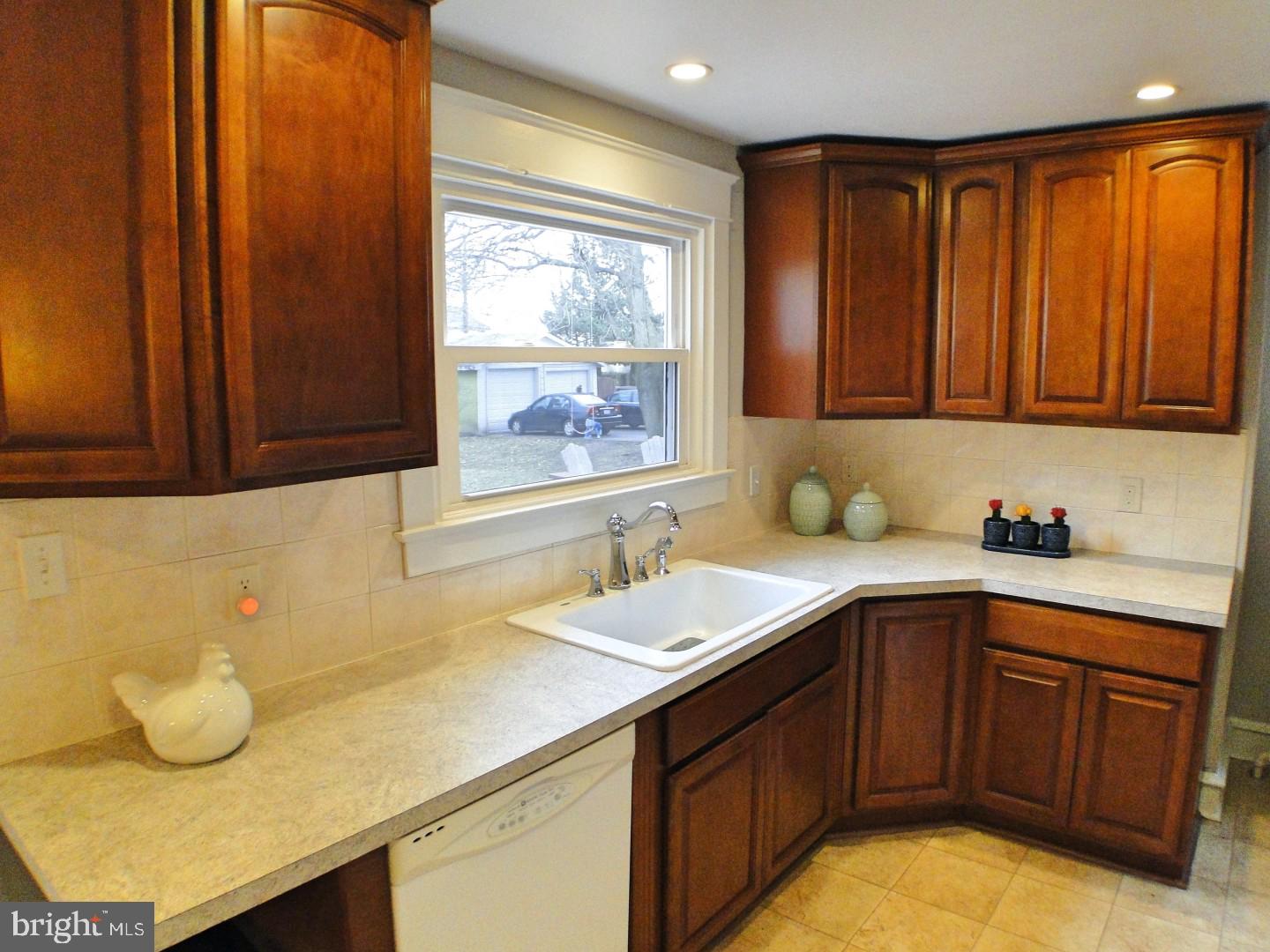 257 Ballymore Road Springfield, PA 19064 - Photo 14 of 35 Over Sized Sink