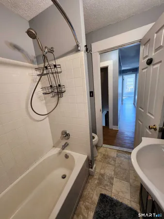 $2,400 | 14 Union Street, Manchester, CT 06042