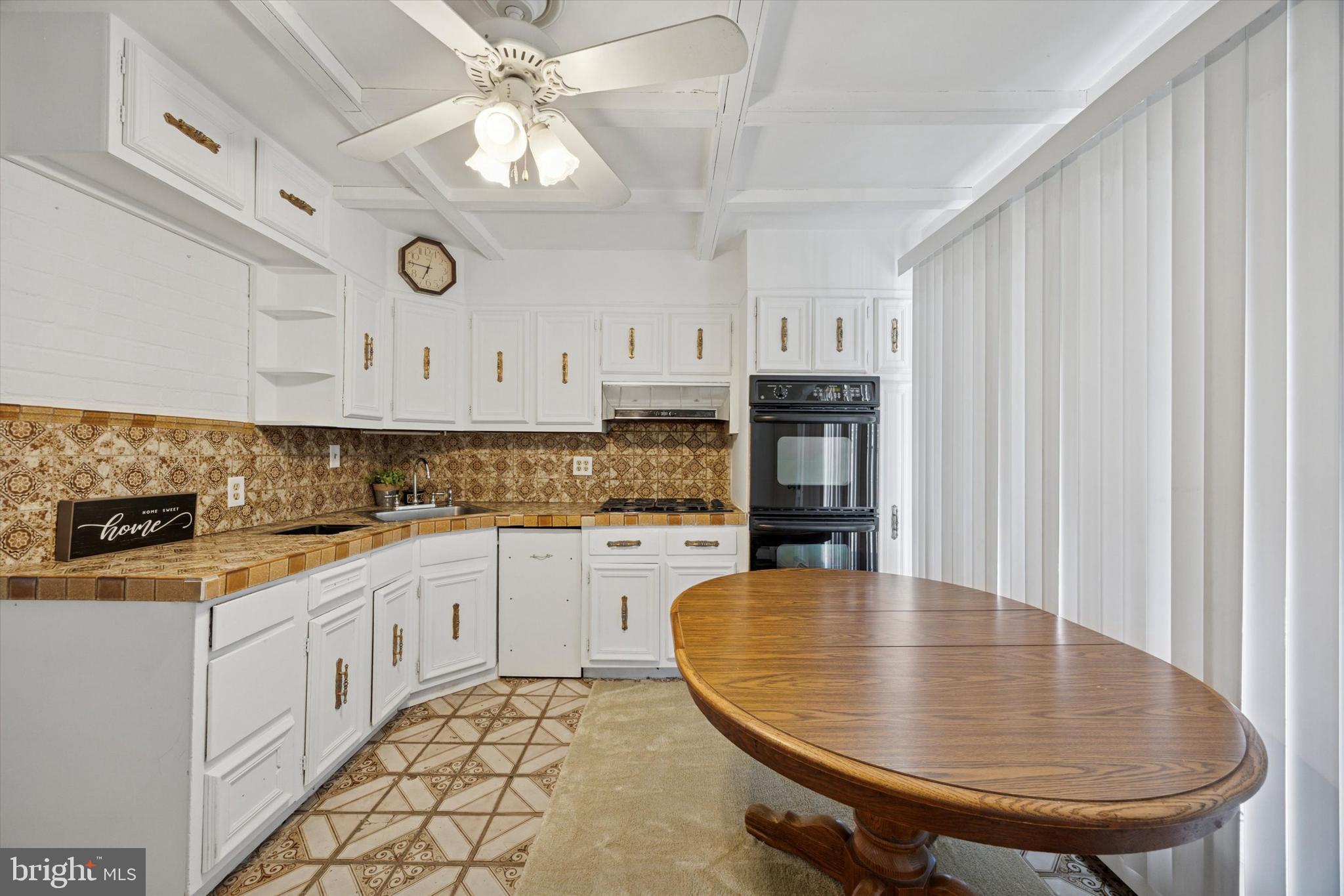 9202 Treaty Road Philadelphia, PA 19114 - Photo 3 of 31 Eat in - kitchen