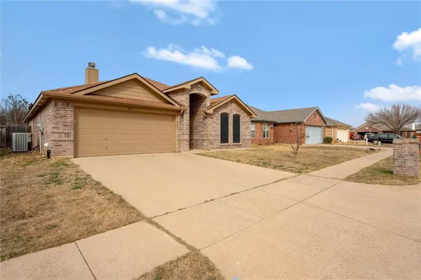 $2,400 | 4816 Sapphire Lane, Granbury, TX 76049