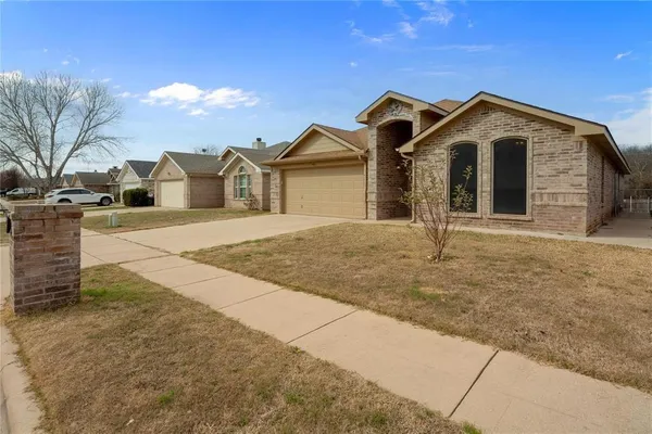 $2,400 | 4816 Sapphire Lane, Granbury, TX 76049