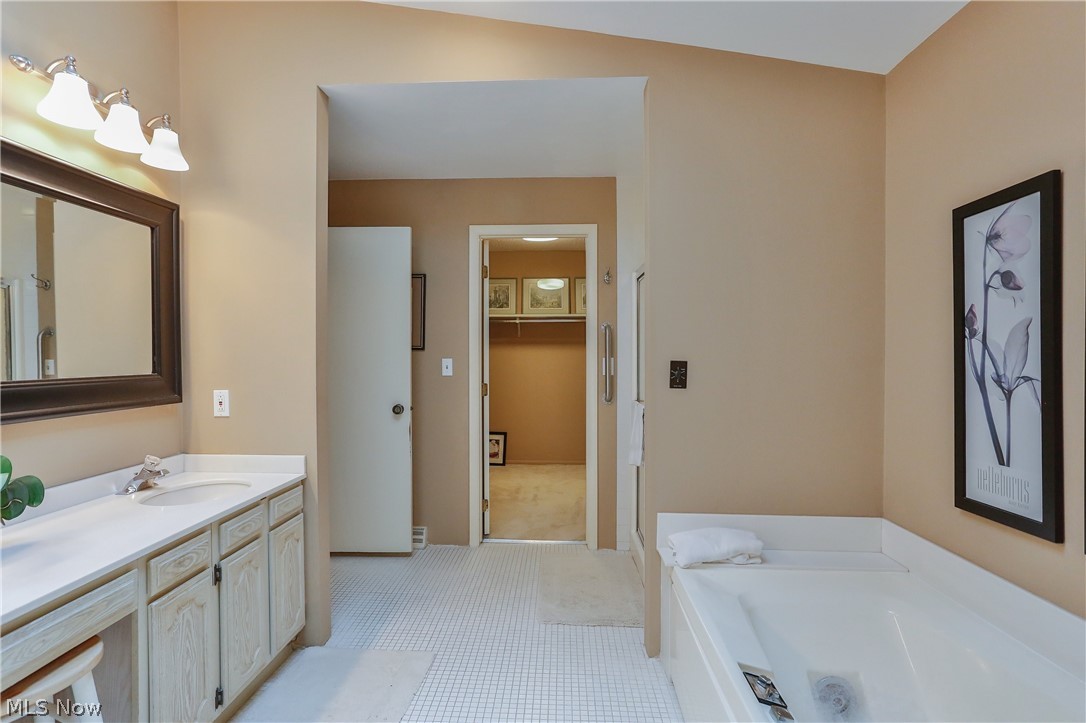 692 Hampton Ridge Drive Akron, OH 44313 - Photo 22 of 34 Second floor Owners' Suite Luxury bath